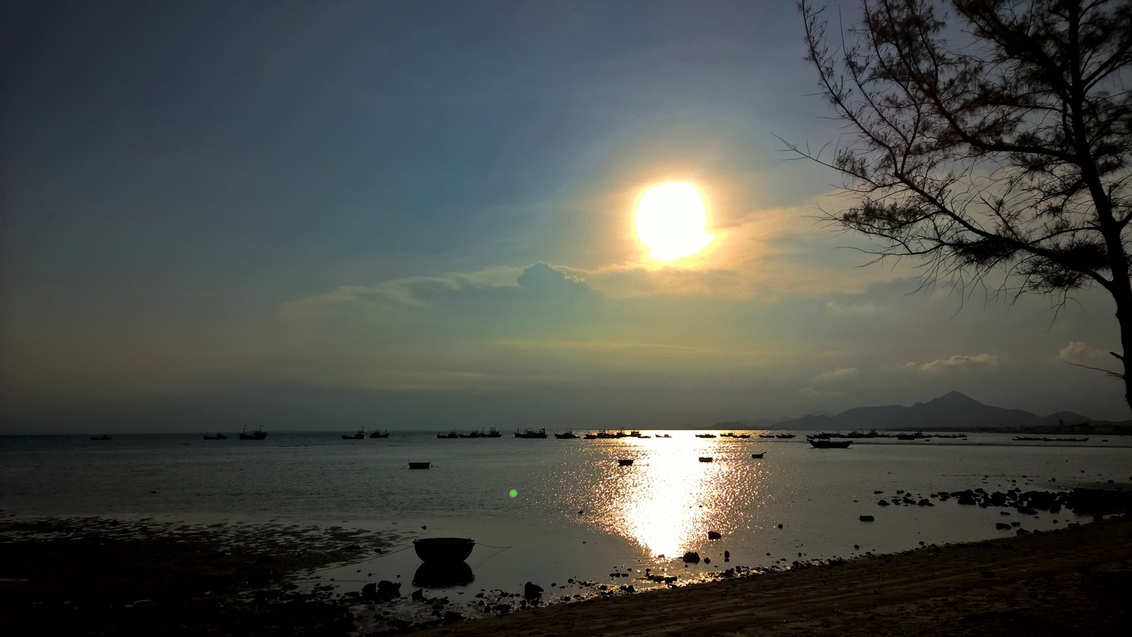 5. Vịnh Vĩnh Hy: Là nơi còn mang nhiều nét hoang sơ do thiên nhiên hào phóng ban tặng, một quần thể thiên nhiên xinh đẹp, hùng vĩ với những bãi cát trắng bao quanh, được ví như nơi sơn cùng thủy tận của tỉnh Ninh Thuận, vịnh Vĩnh Hy là điểm đến lý tưởng cho du khách thích khám phá những khung cảnh thiên nhiên hoang sơ đầy thơ mộng. 