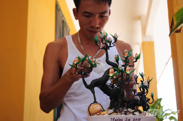 Ngoài hoa tự nhiên, các chiến sỹ làm nhiệm vụ ở Trường Sa cũng tự mình làm những cây hoa từ ốc biển trong giờ nghỉ ngơi.