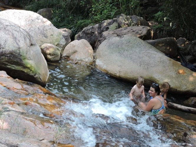 Du khách nước ngoài cũng tìm đến hòa mình vào dòng thác dưới chân suối đón làn nước trong vắt. Ảnh: T.LY.