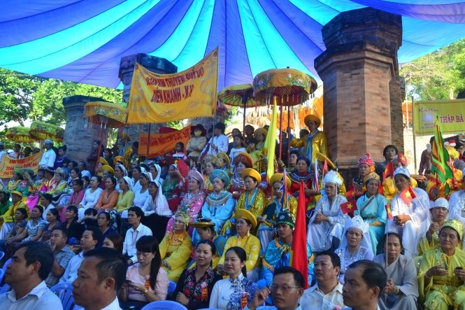 Đông đảo người dân và du khách về tham dự lễ hội Tháp Bà năm 2015. Ảnh: Châu Tường