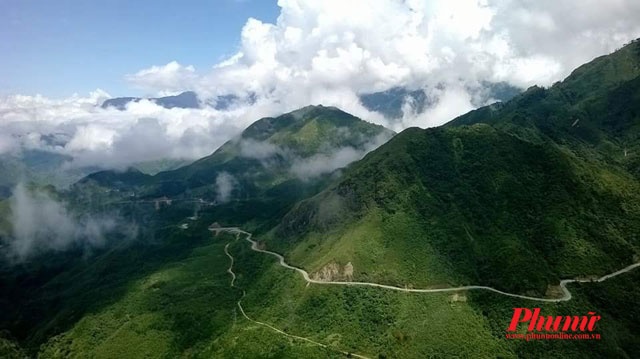 Đèo Ô Quý Hồ: Đèo Ô Quý Hồ hay đèo Hoàng Liên, hoặc Ô Quy Hồ được nhiều người gọi là đèo Sa Pa vì nó đi qua thành phố du lịch nổi tiếng Sa Pa. Đèo có độ cao 2.000m so với mực nước biển, độ dài lên tới hơn 50km. Chính độ cao, sự hiểm trở và chiều dài của Ô Quý Hồ khiến đèo được mệnh danh là “vua đèo vùng Tây Bắc”. Năm 2013 đèo đã được Tổ chức Kỷ lục Việt Nam (VietKings) vinh danh là con đèo dài nhất Việt Nam.