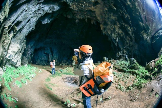 Bên kia dãy núi của xã Cao Quảng là đất của Minh Hóa, xã Tân Hóa. Du khách thích thú với hơn 22 hang động trong một thung lũng khá rộng.