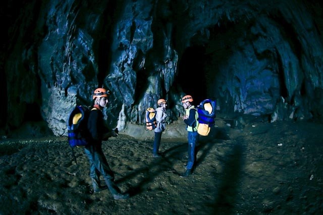 Nó được khám phá bằng cách không đèn điện sáng trưng. Mỗi cá nhân tự nhận định vẻ đẹp của các hang động khi chạm chân đến đây. Du khách quốc tế đến đây thường trầm trồ ngạc nhiên khi một nơi “vô danh” cho họ thêm cuộc trải nghiệm cả đời chưa thấy.