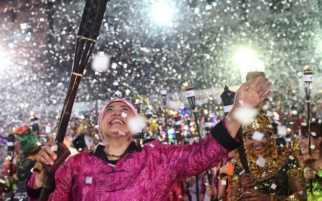 1.	Lễ kỷ niệm: Khi bạn tới tham quan Singapore và đọc những tấm biển chỉ dẫn tại nơi đây, bạn sẽ thấy chúng được viết bằng 4 ngôn ngữ chính thức, bao gồm tiếng Anh, Trung Quốc, Malay, Tamil (Ấn Độ) – dấu hiệu của nền đa văn hóa tại Singapore.  Trong hình là lễ diễu hành Chingay, một trong số rất nhiều lễ hội diễn ra hàng năm của Singapore. Với một dân số bao gồm người Trung Quốc, Mã Lai, Ấn Độ, người da trắng… khiến cho các tôn giáo của Singapore cũng rất đa dạng bao gồm Phật Giáo, Hồi Giáo, Ấn Độ Giáo, đạo Sikh, Thiên Chúa Giáo. Chính sự đa dạng đó đã khiến cho Singapore trở thành quốc gia với rất nhiều lễ hội văn hóa, tôn giáo, và các ngày lễ hàng năm.