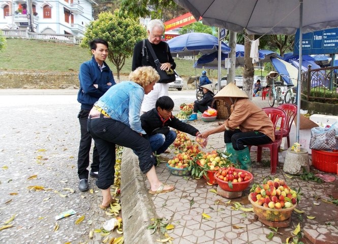 Những quầy bán đào rực rỡ sắc màu hút hồn du khách Tây lẫn ta ở trung tâm thị trấn Bắc Hà. Ảnh: Iris Trương.