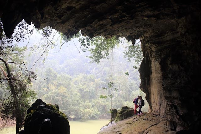 Một cửa hang nhìn ra phía rừng.