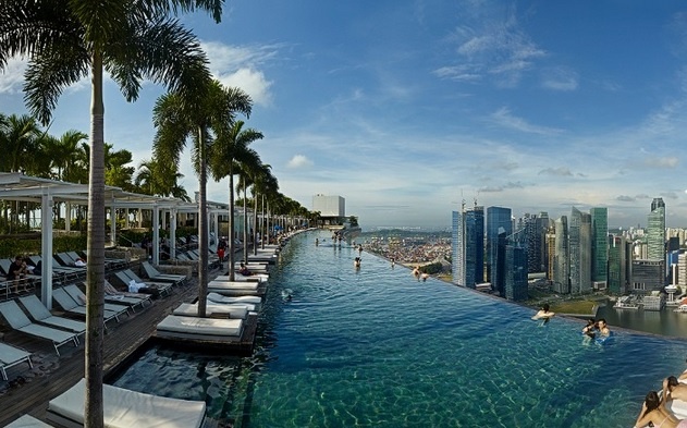 2.	Hồ bơi khách sạn ấn tượng nhất: Hồ bơi trên đỉnh khách sạn Marina Bay Sands nhìn từ xa giống như một con tàu vũ trụ trên nóc 3 tòa nhà chọc trời được đánh giá là bể bơi ấn tượng nhất thế giới. Nằm trên tầng 57 với độ cao 150 mét, đây cũng là bể bơi lớn nhất thế giới ở độ cao này, nó dài gấp 3 lần một bể bơi tiêu chuẩn olympic.