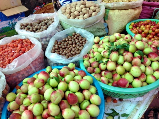 Những ngày này, đào chín bày bán tràn ngập Bắc Hà. Ảnh: Băng Giang.