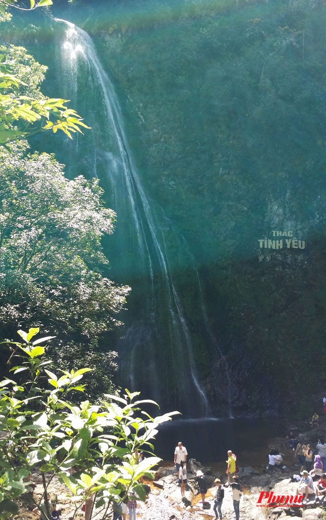 Trên đường chinh phục đèo Ô Quý Hồ bạn nên ghé qua Trạm Tôn, trạm kiểm lâm của vườn quốc gia Hoàng Liên. Đây cũng là một trong những điểm xuất phát của tuyến chinh phục đỉnh Fansipan và thăm thác Tình Yêu. Với cung đường hiểm trở, một bên là vực sâu hun hút còn lại một bên là vách đá dựng đứng, Ô Quy Hồ là một thử thách đối với các tài xế đường dài cùng các phượt thủ. Bạn không nên chinh phục con đèo này vào những ngày nhiều mây mù hoặc vào ban đêm vì cực kỳ nguy hiểm với những người không quen đi đường miền núi.