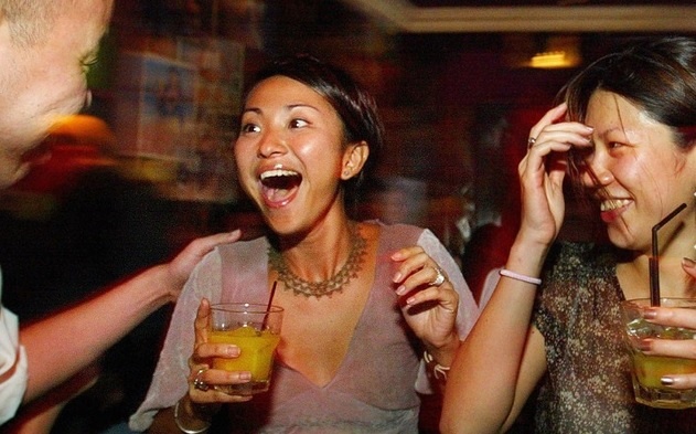 4.	Thích sử dụng các thán từ “lah”: Lah trong tiếng Singapore có nghĩa là “hả”, và thường được thêm vào cuối câu. Thán từ này thường được sử dụng để nhấn mạnh một điều, hoặc làm mềm đi một câu lệnh. Ngoài ra nó còn có thể loại bỏ bớt đi lời nói mà vẫn nhấn mạnh được ý nghĩa. “Thôi nào, đừng lãng phí thời gian nữa” sẽ trở nên đơn giản hơn bằng cách nói “thôi nào, hả.”!