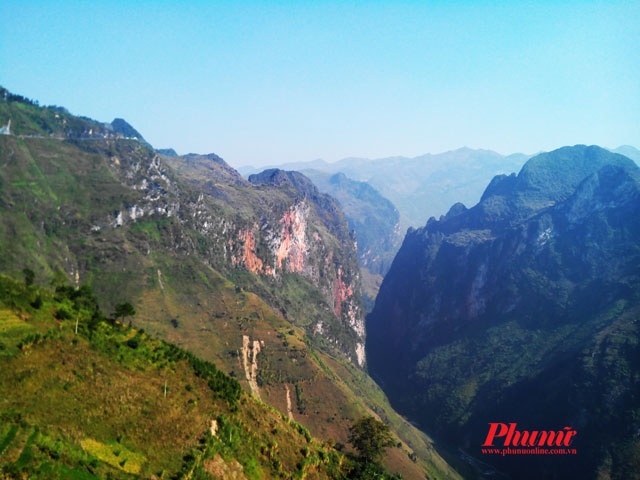 Đèo Mã Pí Lèng: Đèo Mã Pí Lèng hay còn gọi là Mã Pì Lèng được xem là một trong những con đèo hiểm trở và đẹp bậc nhất vùng núi phía Đông Bắc. Chính vì thế mà con đèo này được ví như Vạn Lý Trường Thành của Việt Nam. Đèo dài khoảng 20km vượt đỉnh Mã Pì Lèng, có độ cao hơn 1.200m thuộc cao nguyên đá Đồng Văn, nằm trên con đường Hạnh Phúc, nối liền thành phố Hà Giang - Đồng Văn và thị trấn Mèo Vạc. Đây là con đèo ngắn nhất nhưng lại đẹp nhất, hùng vĩ nhất trong “tứ đại hùng đèo