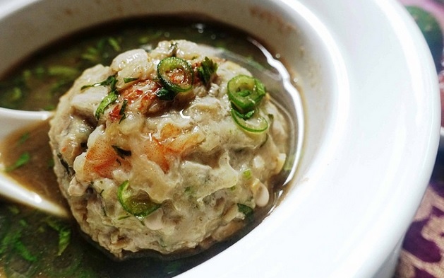 5.	Thực phẩm đường phố tốt nhất: Thay vì vào các quầy hàng siêu vẹo trên đường phố, các nhà hàng ăn tại đây tụ hợp lại với nhau trong các trung tâm ăn uống ngoài trời. Vì thế, ngay cả những người nhút nhát không có dũng khí để ăn thử cũng sẽ không cần phải lo lắng. Mỗi gian hàng tại đây đều khá sạch sẽ – bởi luôn có một tiêu chuẩn vệ sinh tối thiểu phải đạt mới có được giấy phép buôn bán tại đây.