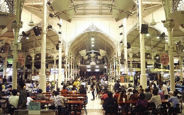 Trung tâm ăn uống ngoài trời Lau Pa Sat đã được cải tạo gần đây là một trong những trung tâm thực phẩm mang tính lịch sử của thành phố, nơi có thể đáp ứng nhu cầu của du khách bằng rất nhiều những món ăn ngon.