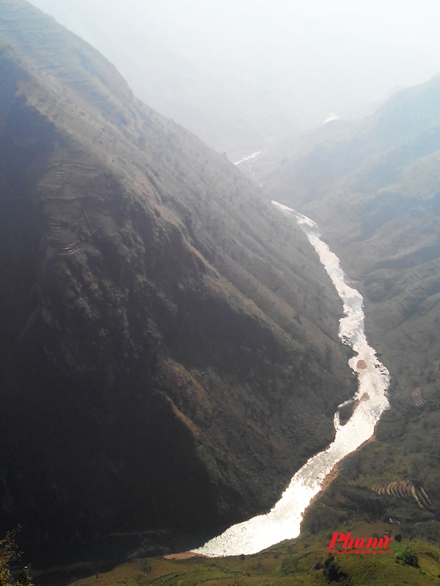 Con đèo như một sợi chỉ vắt qua giữa lưng chừng núi đá tai mèo hùng vĩ của cao nguyên đá Đồng Văn. Mã Pí Lèng được dịch theo nghĩa đen chỉ sống mũi con ngựa còn theo nghĩa bóng tên gọi này chỉ sự nguy hiểm của đỉnh núi, nơi những con ngựa leo lên dốc cao đến mức phải tắt thở. Lên đỉnh Mã Pí Lèng ngắm nhìn dòng sông Nho Quế xanh mướt quanh năm, những đỉnh núi cao vời vợi khiến những ai đến đây đều thấy như lạc vào tiên cảnh, ung dung, tự tại giữa đất trời.  Bạn nên chinh phục cung đường này khoảng tháng 10 đến tháng 11. Vì đây là thời điểm giao mùa giữa mùa thu và mùa đông nên thời tiết đẹp, nắng nhẹ không có mây mù, rất thích hợp để lưu lại những khoảnh khắc đẹp nhất của tự nhiên.