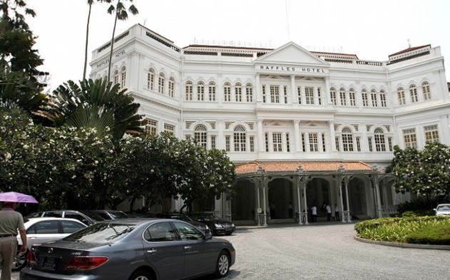 6.	Kiến trúc cổ Colonial: Không có nơi nào trên thế giới mà các kiến trúc thuộc địa cổ lại được bảo tồn một cách lộng lẫy như tại Singapore. Chính phủ Singapore đã lên kế hoạch bảo tồn hoàn toàn các di sản kể từ năm 1971. Trong ảnh là khách sạn 5 sao Raffles được mở cửa từ năm 1887, miêu tả sinh động thời kỳ hoàng kim khi Singapore còn là thuộc địa của Vương Quốc Anh.