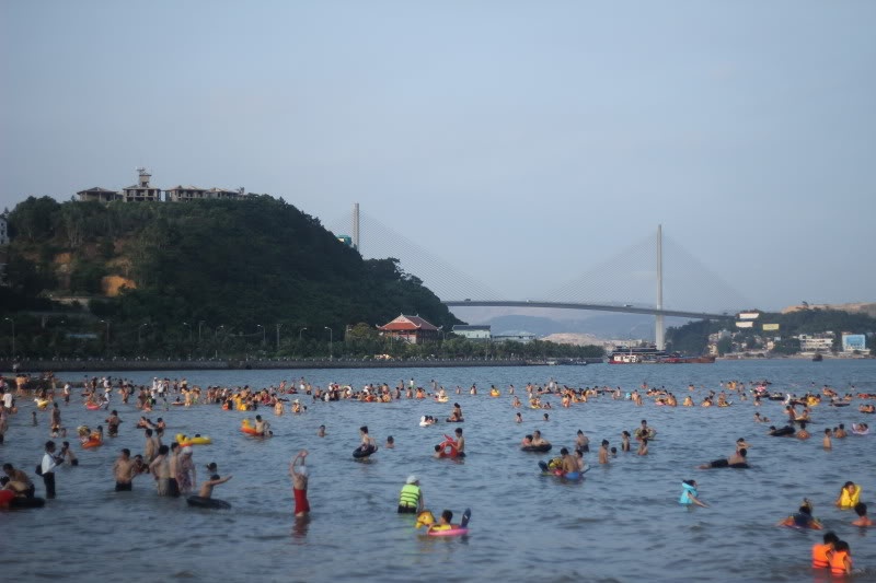 3. Bãi Cháy, Quảng Ninh Bãi Cháy là một bãi tắm nhân tạo, nằm dọc Vịnh Hạ Long với bãi cát dài hơn 500m và rộng 100m. Đây là bãi tắm thu hút rất đông du khách vào mùa du lịch biển. Hàng ngày vào buổi sáng sớm hay chiều tà, hàng ngàn người thường xuống đây tắm, khiến nơi đây trở nên náo nhiệt lạ thường. Hơn nữa, xung quanh Bãi Cháy là một dải đồi thấp chạy thoai thoải về phía biển, kéo dài hơn 2km, đan xen là những khách sạn, những biệt thự nhỏ kiến trúc riêng biệt khiến nơi đây mang một vẻ đẹp riêng, vô cùng ấn tượng. Ảnh: Vespafriends.com.