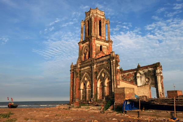 5. Biển Hải Hậu, Nam Định Bờ biển Hải Hậu có đặc điểm riêng là những nhà thờ nằm sát mép nước đã hư hỏng phải bỏ hoang do hiện tượng nước biển xâm thực như tại xã Hải Lý. Từ Hà Nội, du khách có thể đi xe khách với các chuyến liên tục trong ngày, qua quãng đường 110 km tới thành phố Nam Định, sau đó đi tiếp xe khách nội tỉnh hơn 40 km nữa đến Hải Hậu. Bờ biển Hải Hậu dài khoảng 33 km, kéo từ thị trấn Quất Lâm tới bãi tắm Thịnh Long, nơi đây vẫn giữ được vẻ hoang sơ, rất thích hợp cho những người thích sự yên tĩnh. Ảnh: Lê Bích.