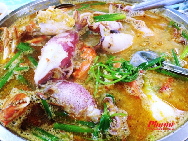 Lẩu hải sản với đủ loại tôm, cua, ghẹ, mực tươi ngon.