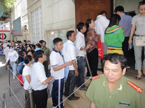 TP HCM: Luong nguoi lam ho chieu tang dot bien hinh anh