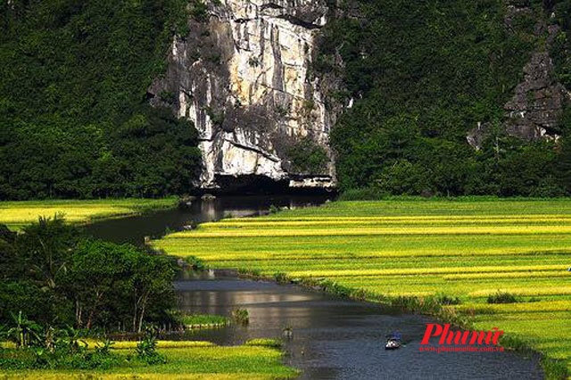 Khám phá Tam Cốc: Tại bến đò Văn Lâm, bạn mua vé tham quan, sau đó thuê thuyền nan với giá 120.000đ/thuyền (chở được bốn người). Bạn xuống bến thuyền Tam Cốc, xuôi theo dòng sông Ngô Đồng và bắt đầu hành trình khám phá Tam Cốc. Ảnh: Võ Minh Đức.