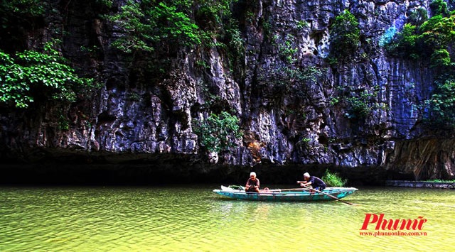 Tam Cốc có nghĩa là ba hang: hang Cả, hang Hai và hang Ba. Cả ba hang đều được tạo thành bởi dòng chảy của sông bào mòn vì núi đá vùng này là núi đá vôi. Hang Cả dài 127m, xuyên qua một phần núi lớn, cửa hang rộng trên 20m. Trong hang khí hậu mát ẩm và có nhiều nhũ đá rủ xuống với rất nhiều hình dạng. Hang Hai, cách hang Cả gần 1km, dài 60m, trần hang có nhiều nhũ đá rủ xuống đẹp không kém hang Cả. Hang Ba gần hang Hai, dài 50m, trần hang như một vòm đá, thấp hơn so với hang Cả và hang Hai. Ảnh: Võ Minh Đức