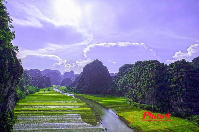 Những lưu ý khi tham quan: Trong khi tham quan, nếu muốn dừng lại chụp ảnh, hay muốn leo lên cao để tìm những góc ảnh đẹp, bạn nên trao đổi trước với người lái thuyền. Những người lái thuyền có kinh nghiệm sẽ dừng thuyền, tìm chỗ thuận tiện cho bạn leo lên vách núi. Lưu ý là đừng cố đứng lên mà không báo trước, bạn có thể gây nguy hiểm cho chính bạn và bạn đồng hành cùng đi trên thuyền. Ảnh: Võ Minh Đức