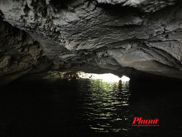 Sau khi đi tham quan phong cảnh bằng thuyền, bạn có thể lên bờ ở bến Kẽm Gió để đi bộ ngắm cảnh từ bến thuyền. Sau đó đến đền Thái Vi bằng cách đi men theo các con đường quê cách bến thuyền Tam Cốc khoảng 2km. Ảnh: Võ Minh Đức