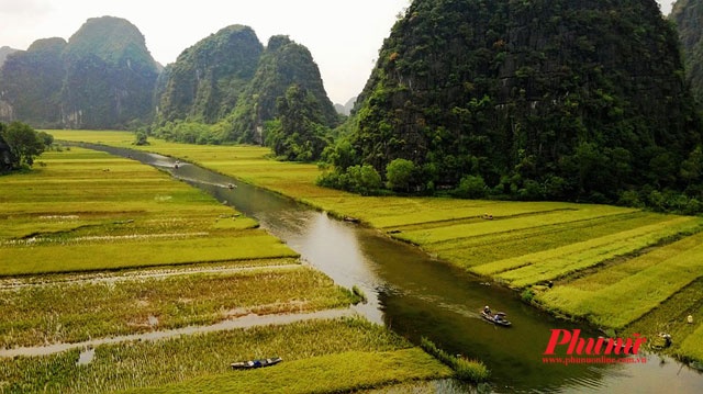 Ngoài ra còn có động Thiên Hương, nằm trên đường từ sông Ngô Đồng vào đền Thái Vi. Đây là một động khô và có nhiều ánh sáng, nằm ở lưng chừng núi có độ cao so với mặt đất khoảng 15m. Động có chiều cao khoảng 60m, sâu 40m, rộng 20m. Đỉnh động rỗng nên động còn có tên là Động Trời. Khi tham quan Tam Cốc, bạn nên khởi hành vào sáng sớm, để khi đến nơi thời tiết vẫn dịu mát, nắng nhẹ. Vì buổi chiều Tam Cốc hay có mưa dông do đã vào hè. Ảnh: Cao Cát.