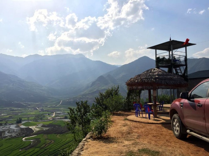 Nắm bắt nhu cầu của khách du lịch khá nhanh, một gia đình người Mông ở trên đèo Khau Phạ đã san đất, dựng chòi lá, làm vọng cảnh đài cao 3 tầng làm kinh tế. Tại điểm dừng chân có vị trí khá đắc địa này, du khách có thể nghỉ ngơi, ngắm nghía và chụp ảnh toàn cảnh thung lũng Cao Phạ từ trên cao. Ảnh: Thủy Trần.