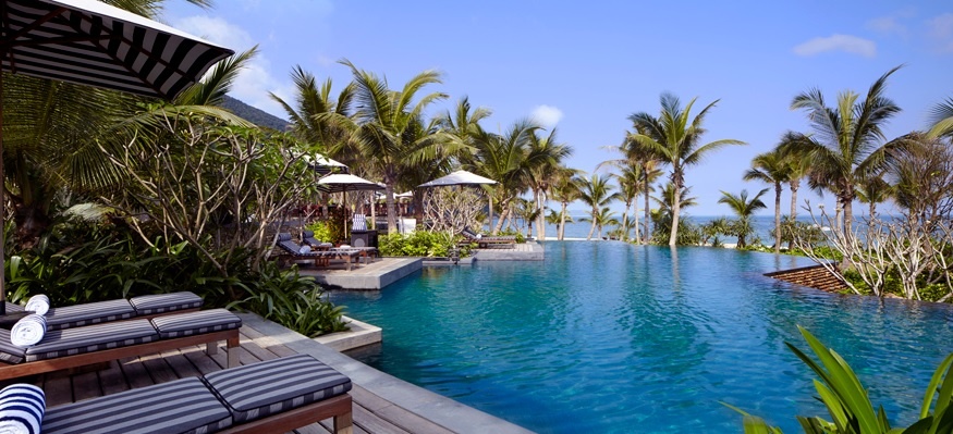 Kiến trúc sư nổi tiếng Bill Bensley bằng tài năng của mình đã thiết kế nên một công trình nghệ thuật chứa đựng những nét văn hóa thần thoại của Việt Nam, trải dài trên 4 tầng là Heaven (thiên đường) – Sky (bầu trời) – Earth (mặt đất) – và Sea (biển xanh).