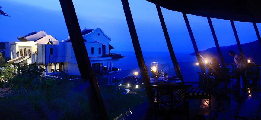 Vị trí của khu resort rất tiện lợi cho du khách nếu muốn tham quan những danh lam nổi tiếng tại Việt Nam như Cố Đô Huế, Non Nước, Thánh địa Mỹ Sơn. Xa hơn một chút du khách hoàn toàn có thể ghé thăm phố cổ Hội An, hay Cù Lao Chàm đều là những địa danh nổi tiếng thu hút.