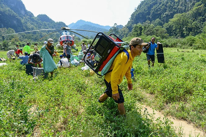 Để có thể làm trực tiếp giới thiệu với thế giới về vẻ đẹp Việt Nam từ hang Én (huyện Bố Trạch, Quảng Bình) đoàn làm phim của kênh truyền hình ABC (Mỹ) đã phải vận chuyển một khối lượng khổng lồ trang thiết bị vào trong hang - Ảnh: Thuận Thắng.