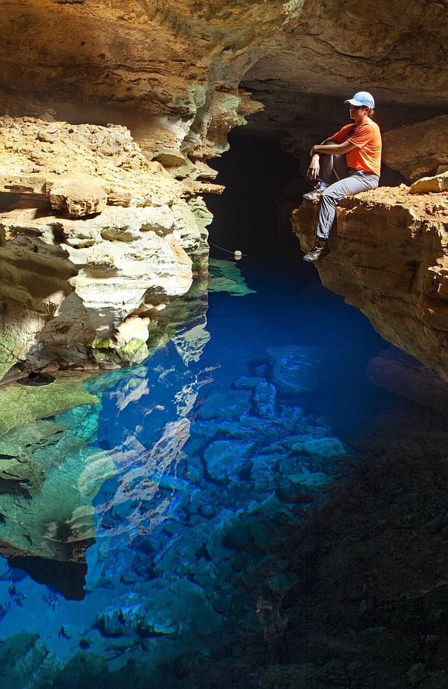 Hồ nước kỳ diệu này nằm dưới đáy hang Poço Azul, Công viên Quốc gia Chapada Diamantina của Brazil, cách mặt đất khoảng 16m, được phát hiện bởi một người đi tìm kim cương vào năm 1920.