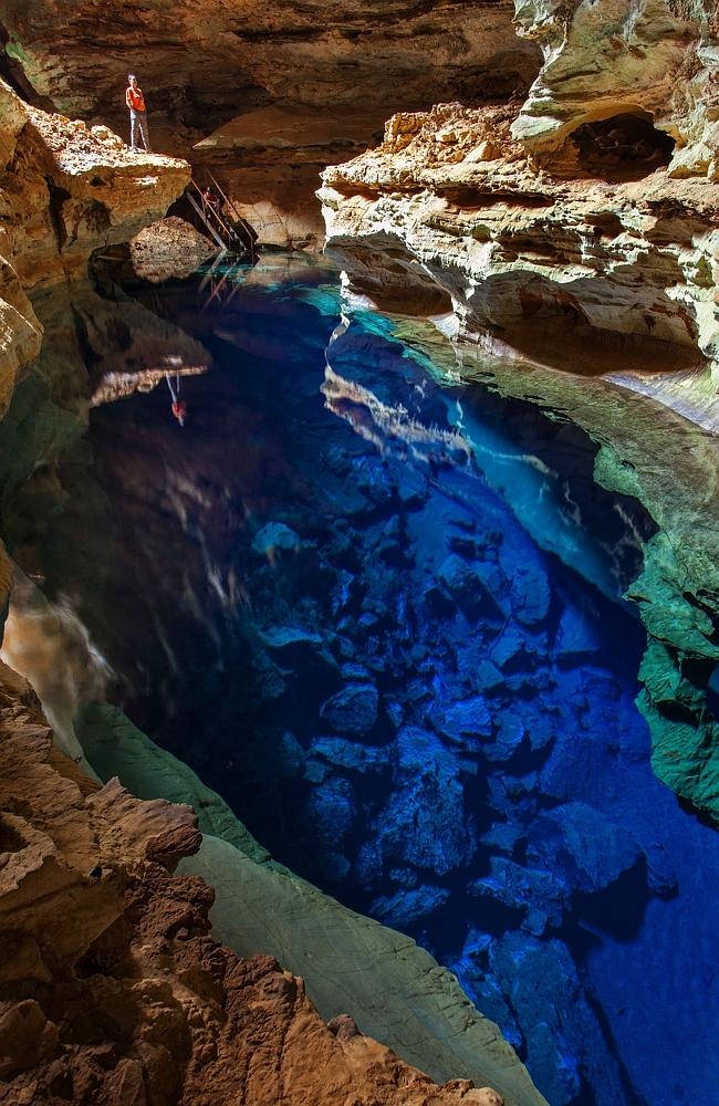 Khả năng ‘tàng hình’ của hồ nước độc đáo được tạo nên nhờ ánh mặt trời tự nhiên xuyên qua một lỗ hổng trên tường hang, phản xạ làn nước trong, tạo nên vẻ kỳ ảo dường như không có thật.