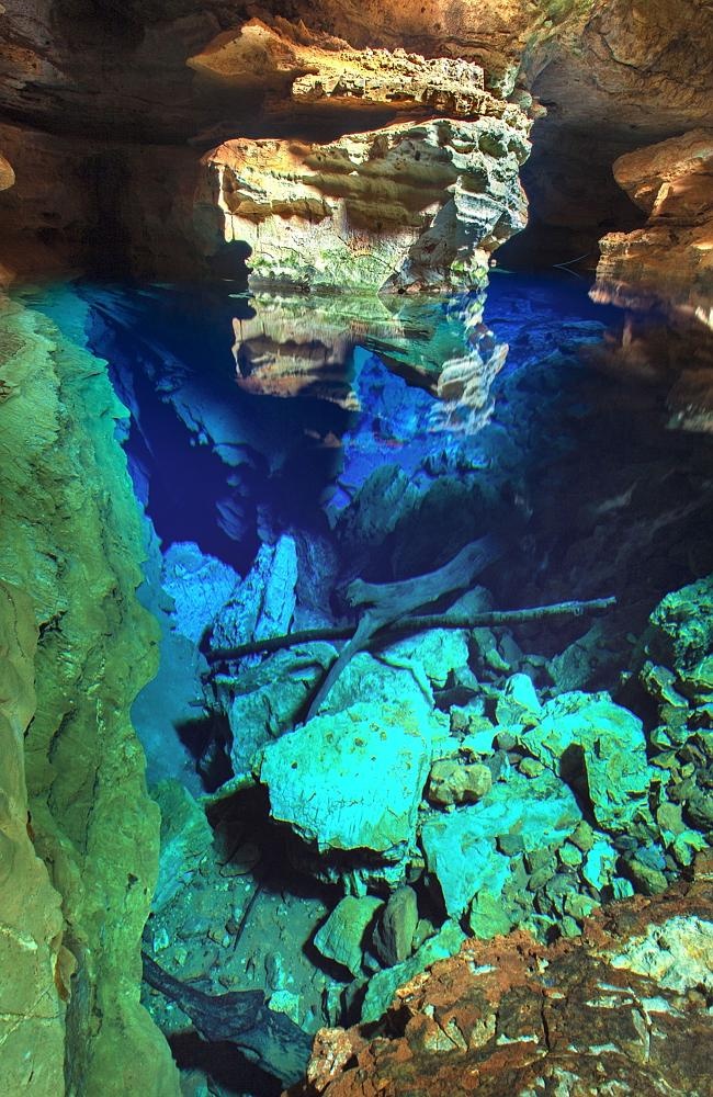 Vào thập niên 1990, người ta phát hiện ra bộ xương của một con lười nặng 5 tấn dưới lòng hồ. Nó đã tuyệt chủng hơn 11.000 năm trước. Sau đó, 40 loài vật đã tuyệt chủng khác cũng được phát hiện ở đây.