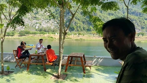 Hồ Khanh bên bờ sông Son. Mảnh đất nhà anh trước đây từng trồng khoai chống đói nay anh làm nhà nghỉ nhỏ đón khách. Vượt rừng dẫn khách vào Sơn Đoòng hay đi tìm hang động vẫn là đam mê của người đàn ông hiền lành này.