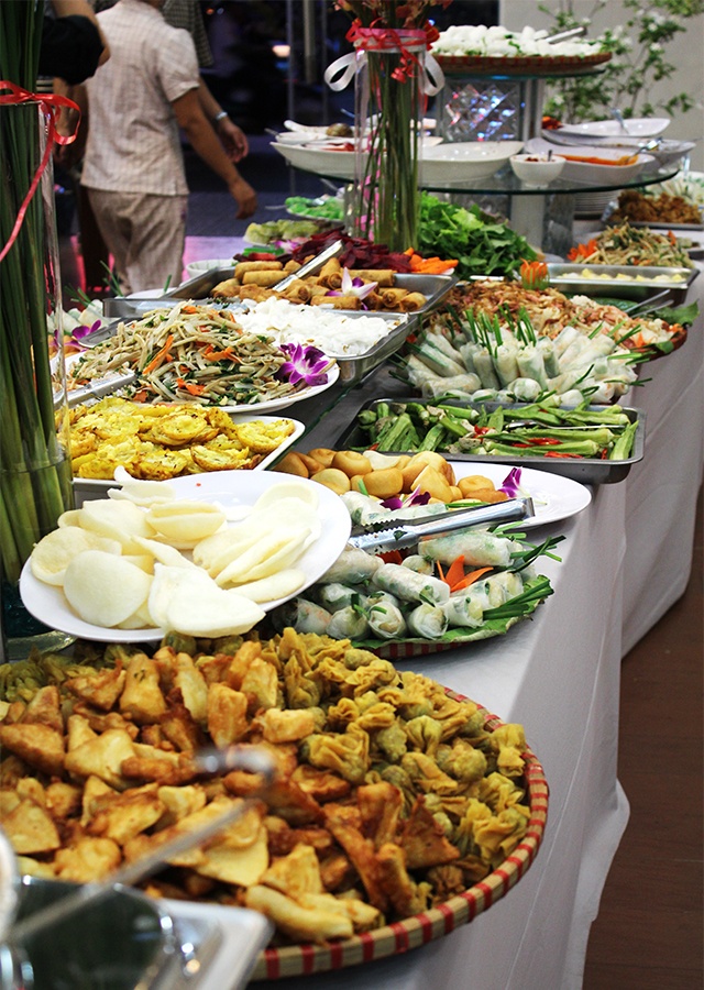 Tuy không quá nhiều món nhưng thực đơn chay của quán rất chất lượng với đủ những món ăn dân dã Việt từ ăn chơi đến ăn no như: gỏi ngó sen, hoành thánh chiên giòn, chả lá lốt, miến, mì, ragu, bún bò Huế, rau củ xào, hoành thánh chiên, bánh bèo...