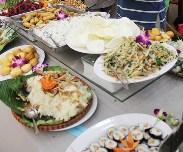 Các món ăn ở đây được chế biến hoàn toàn từ những nguyên liệu tươi ngon từ thiên nhiên như: rau, củ, quả, nấm... thay vì xen kẽ các thực phẩm chay giả mặn, được dọn kết hợp cùng các loại nước chấm riêng biệt, đậm đà. Vì vậy, không chỉ phù hợp cho những người thuần chay, món chay của quán còn thích hợp với những thực khách đang trong chế độ ăn kiêng. Các món ăn được nêm nếm vừa vị, thơm ngon, đậm đà không thua gì món mặn.