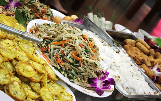 Bên cạnh Tuệ Mẫn, một địa chỉ buffet chay giá rẻ cũng được nhiều người Sài Gòn yêu thích là Ngộ Quán (Lê Quý Đôn, P.6, Q.3). Với vị trí gần khu trung tâm, giá rẻ (buffet chay 120.000 đồng/người vào mùng 1 và rằm), thực đơn đa dạng, đây là địa điểm thưởng thức món chay quen thuộc của nhiều người.