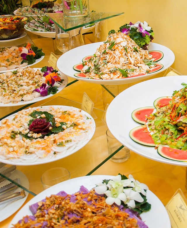 Hoặc nếu muốn không gian sang trọng hơn, có thể ghé Cỏ Nội, mỗi tháng nhà hàng phục vụ buffet chay gần 10 ngày. Giá buffet chay tại đây ngày 1 và 15 Âm lịch cao hơn ngày thường (từ 149.000-172.000 tùy trưa hay tối), tuy nhiên nếu bạn mua vé trước trên các trang mua sắm giảm giá thì rẻ hơn, chỉ khoảng 120.000 đồng.