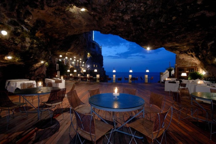 8. Grotta Palazzese, Polignano a Mare, Italy : Làng chài ở Polignano a Mare là một điểm đến ven biển rất thú vị ở Italy. Những nhà hàng được xây dựng bên trong những hang động bên bờ biển rất hấp dẫn để du khách. Ảnh: Grotta Palazzese.