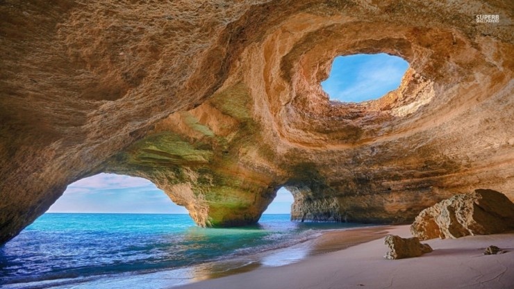 7. Hang động ở Algarve, Bồ Đào Nha: Ở phía Nam của Bồ Đào Nha là nơi có bờ biển đặc biệt, với rất nhiều hang động bằng đá vôi. Du khách có thể lựa chọn các tour du lịch bằng thuyền dọc bờ biển nơi đây, trong đó có bãi biển Ponta Da Piedade nổi tiếng với những ngọn tháp sa thạch, mà chỉ có thể được khám phá trọn vẹn từ dưới nước. Ảnh: Superb Wallpapers.