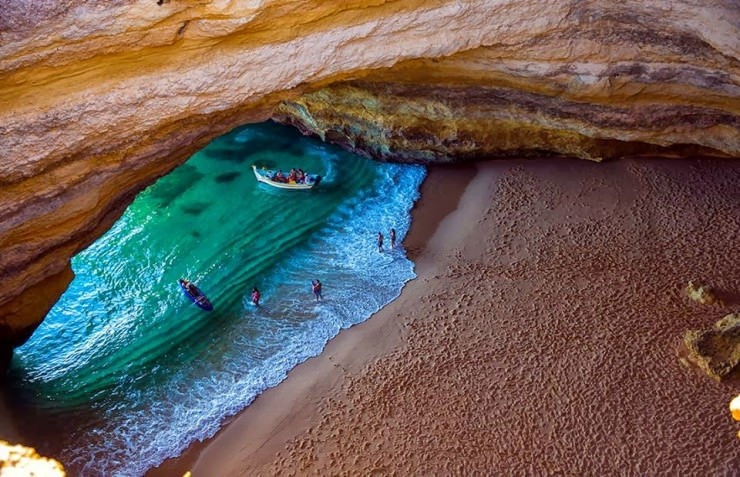 Các hang động nơi đây cũng có thể được khám phá khi du khách đi bộ đường dài trên bờ biển. Ảnh: Paulo Duarte.