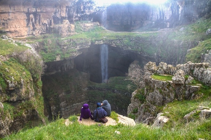 6. Thác nước Baatara Gorge, Tannourine, Lebanon: Thác nước còn được gọi là “hang động ba tầng” (Cave of Three Bridges), đây thực sự là một kỳ quan rất ấn tượng. Các thác nước được hình thành từ băng tan, đã chảy xuống ba tầng núi đá vôi từ độ cao 255 mét. 