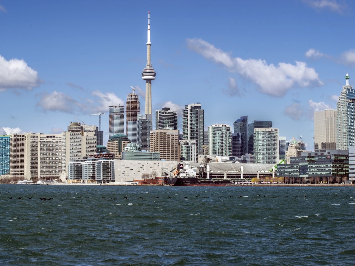 13.	Toronto, Canada: 2029 tòa nhà cao tầng trên diện tích 629 km2.