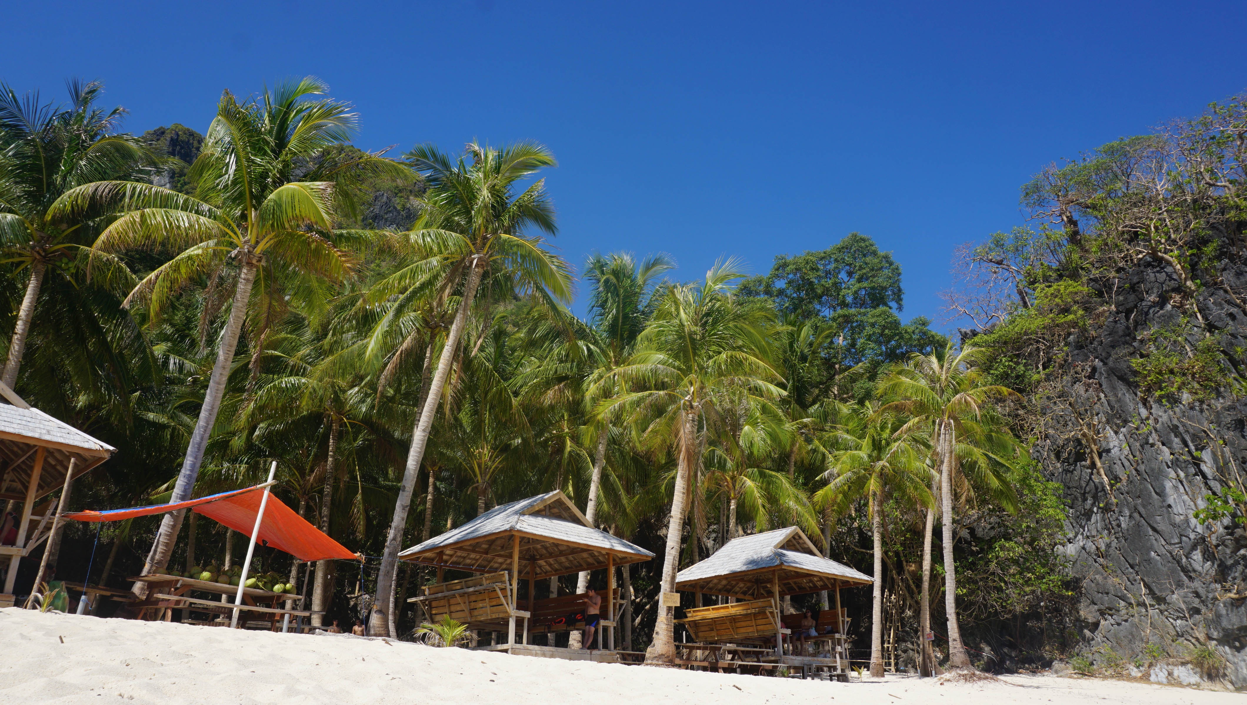 1.	Dễ di chuyển và đi lại Chỉ 2 giờ bay từ Việt Nam sang Manila thủ đô Philippines. Bạn có thể nối chuyến bay tiếp theo đến thành phố Puerto Princesa, rồi tiếp tục bắt xe buýt của Cherry bus hoặc Roro bus đến Elnido với thời gian chạy 7 tiếng. Một hướng đi khác là đi máy bay đến thị trấn Busuanga phía bắc Elnido, bạn có thể tham quan Coron rồi bắt tàu 8 tiếng đi đến Elnido. Hoặc từ cảng Manila, bạn đi bằng đường biển của hãng tàu 2Go Travel với thời gian di chuyển cũng 8 tiếng. Cũng có loại máy bay ITI di chuyển trực tiếp đến Elnido, nhưng vì là hãng bay tư nhân khai thác nên vé khá đắt và việc đặt chổ phải thông qua Artcafe – một công ty du lịch. Các hãng hàng không giá rẻ bạn có thể tham khảo là Tiger air, Cepu Pacific, Zestair, Air Philippines.