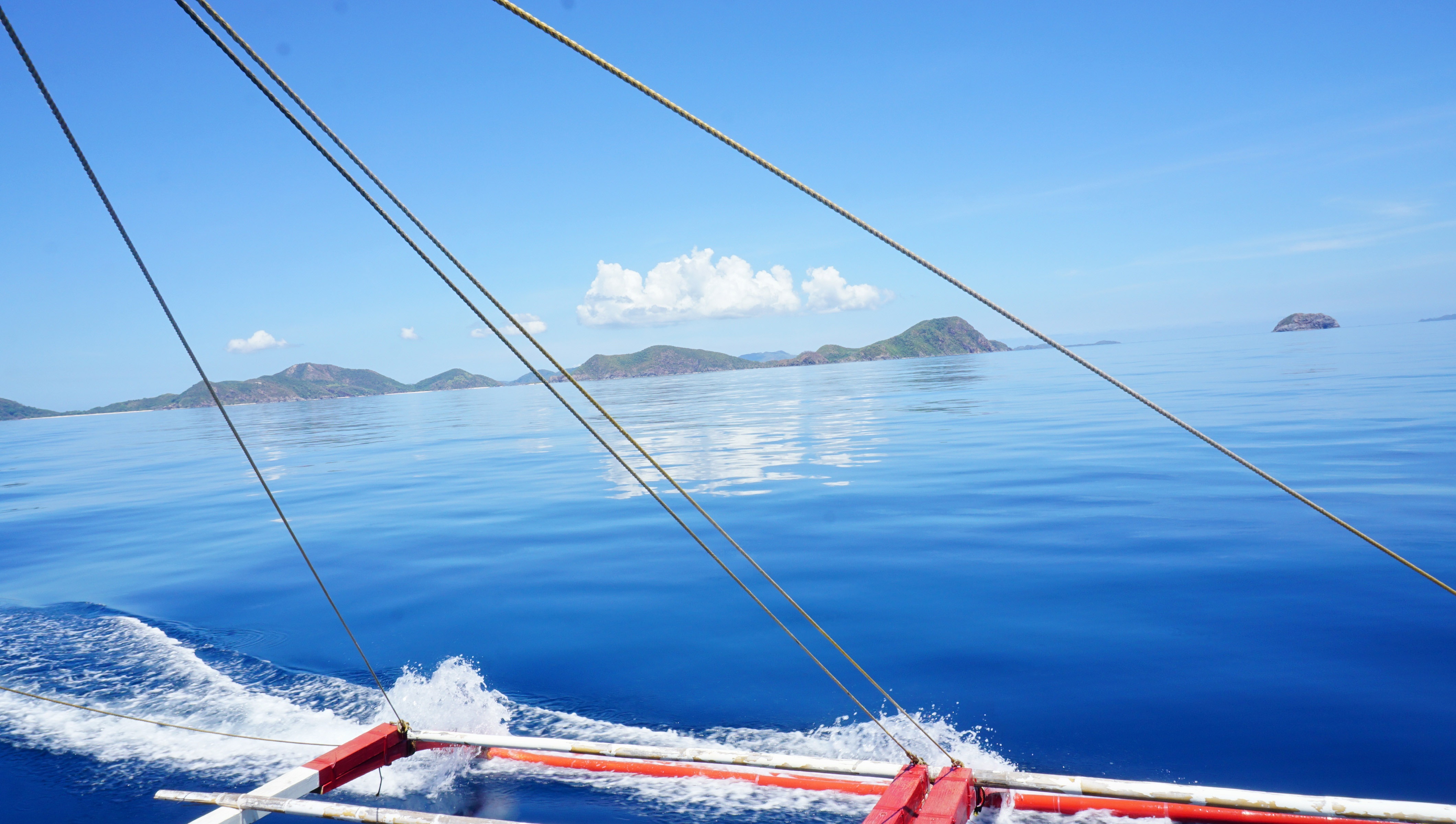 2.	Biển xanh trong vắt Đến Elnido thì bạn sẽ phải sững sờ vì nước biển ở đây có màu xanh đậm ngọc bích, có những nơi biển phẳng lặng như một mặt gương phản chiếu không chút gợn sóng. Biển ở đây cũng rất trong và nhờ thềm lục địa trải dài nên nước rất nong, bạn có thể đi bộ ngắm những đàn cá nhỏ tung tăng dưới chân mình, và hơn hết là ngồi trên tàu nhưng bạn vẫn có thể ngắm được san hô nhờ vào độ trong sạch của nước biển. Đó là một cảm giác rất thích thú.