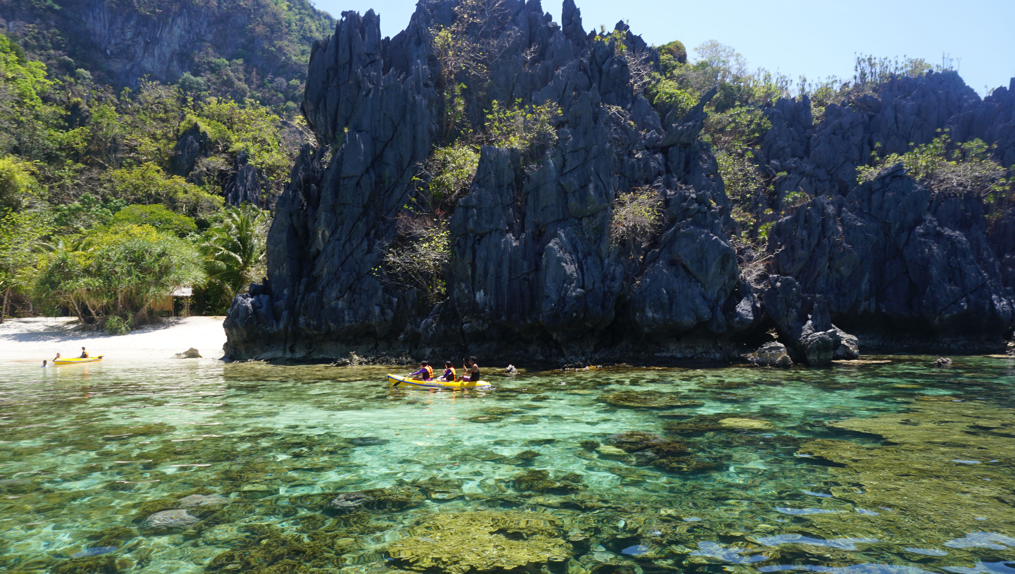 3.	Thiên đường lặn biển Những tay lặn biển cừ khôi từ khắp nơi trên thế giới đổ về Elnido để được thưởng ngoạn vẻ đẹp của những rừng san hô dưới đái biển. Hệ thực vật biển ở Elnido rất phong phú với nhiều loài san hô, những con nhím biển đầy gai, những con cá nhiều màu sắc với mọi kích cở bơi thành đàn. Nhờ được bảo vệ nghiêm ngặc nên chúng phát triển rất tốt. Nếu bạn yêu thích môn lặn biển chuyên nghiệp thì đây là một nơi hết sức lý tưởng hoặc đơn giản là bạn mang theo ống thở và mắt kính để ngắm đáy biển từ phía trên, hay còn gọi là snorkeling.