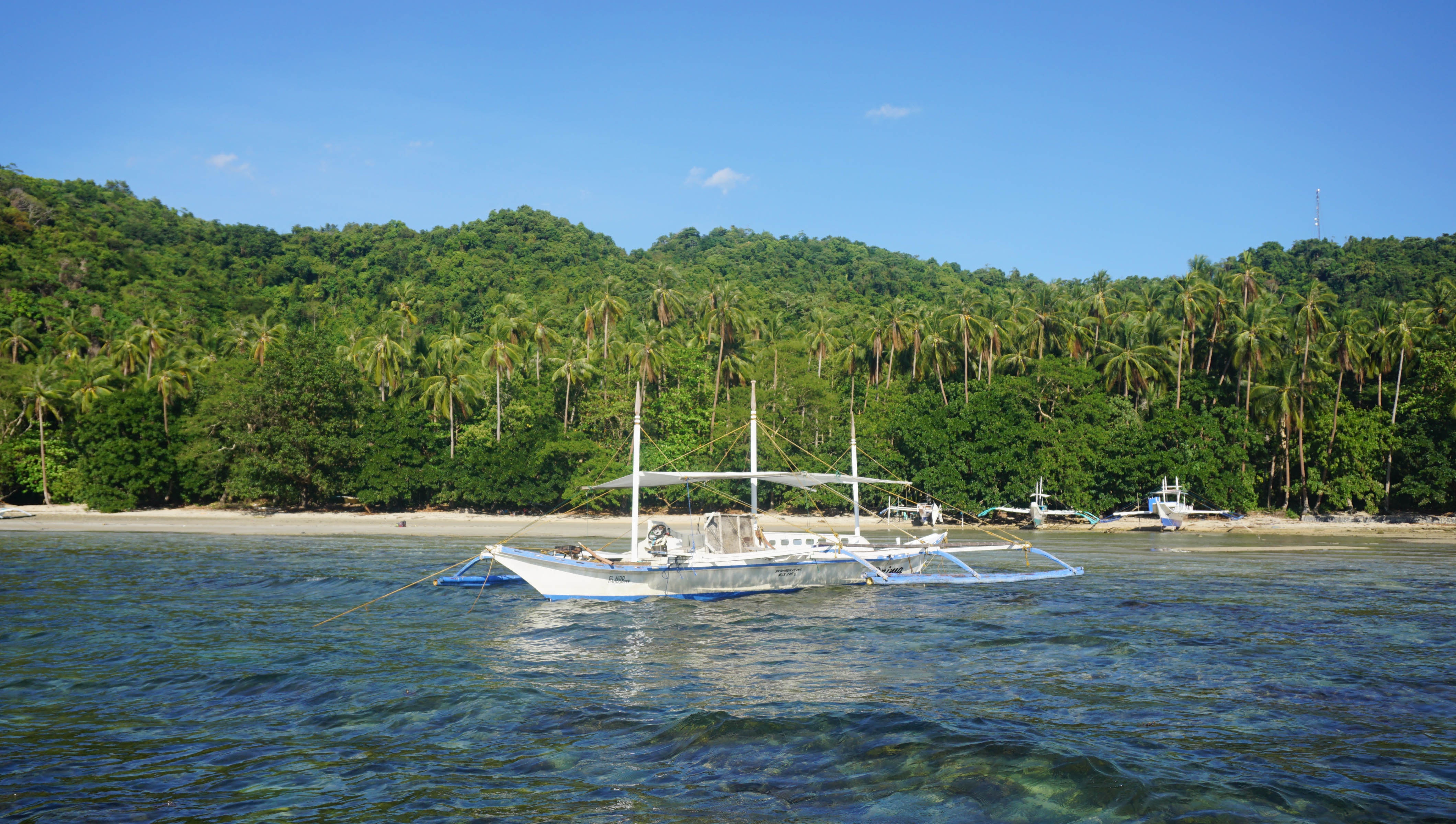 4.	Những bãi cát trắng mịn Elnido không chỉ nổi tiếng nhờ hệ sinh thái phong phú dưới đáy biển, mà những bãi biển cát trắng trải dài là nơi rất phù hợp cho việc đi dạo, tắm biển, tắm nắng hoặc chơi thể thao và các hoạt động giải trí. Những bãi biển nổi tiếng ở Elnido như: Nacpan, Seven Commando, Payong-Payong, Hidden beach, Secret Lagoon, Las Cabanas, Marimegeg và Ipil beach. Mỗi bãi biển có một nét đặc trưng khác nhau và mỗi nơi là một sự khám phá thú vị.