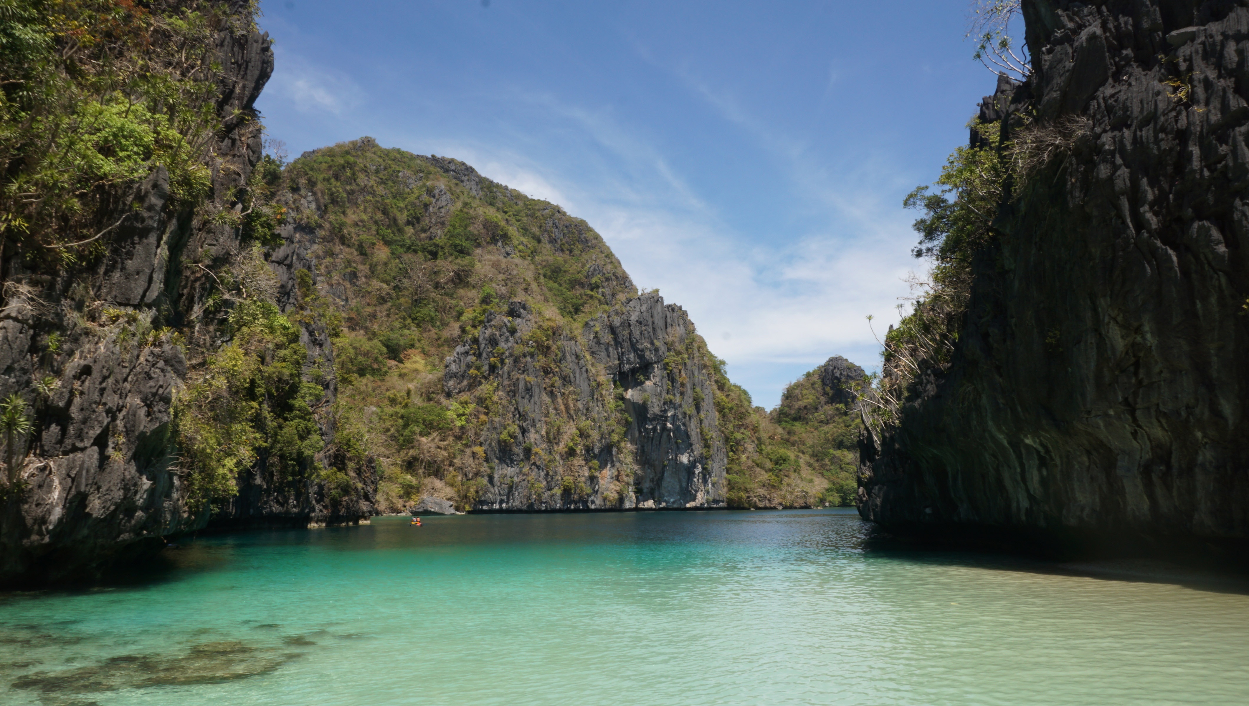 6.	Có nhiều tour khám phá Đến Elnido rồi nhưng bạn vẫn phải đặt cái tour khám phá thông qua các công ty du lịch địa phương vì các điểm tham quan đều nằm ngoài đảo. Có 4 tour chính là A, B, C, D, nếu có thời gian bạn nên khám phá hết cả bốn tour này trong đó tour A và C là 2 tour bán chạy nhất vì có nhiều cảnh đẹp. Thông thường, mỗi tour sẽ bắt đầu từ 9h sáng đến 5h chiều bao gồm bữa ăn trưa nhưng nếu thời gian du lịch có hạn bạn vẫn có thể kết hợp tour A & C hoặc B & D trong cùng ngày, các tour bao gồm ống thở và mắt kính bơi, xuồng kayak, leo núi khám phá, nước uống và thức ăn… Bạn có thể đặt tour trong thị trấn hoặc thông qua khách sạn nhưng phải nhớ mặc cả nhé.